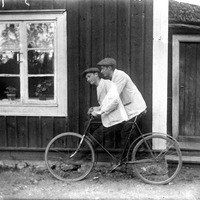 638-043 - Man med cykel