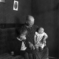 478-195 - Augusta Johansson med barnbarn.