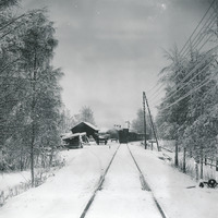 488-F0252 - Tåg vid stationshuset