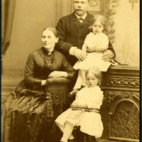 374-012 - Familjeporträtt