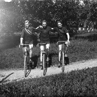 476-031 - Gruppbild av cyklister
