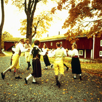 001-DiaPAF256 - Folkdansare vid Siggebohyttans Bergsmansgård.