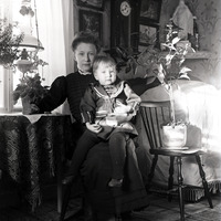 471-231 - Porträtt av kvinna med barn i knät
