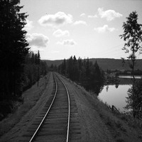477-0099 - Järnvägsspår på bank vid vatten