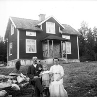 471-014 - Familjebild framför hus