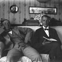528-025 - Två män i soffa