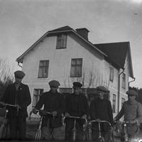 476-019 - Cyklister framför villa