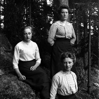 471-253 - Porträtt av tre unga kvinnor