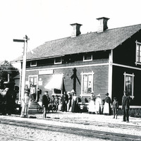 488-F0254 - Ånglok vid järnvägsstationen