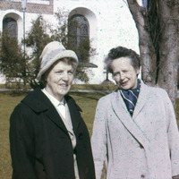 472-035 - Två kvinnor vid kyrkan