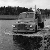 475-081 - Lastbil på översvämmad väg