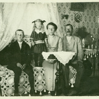 102-230 - Familjen Persson