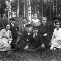 478-230 - Familjen Larsson med bekanta