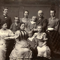 045-1180 - Familjeporträtt