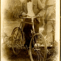647-007 - Porträtt med cykel