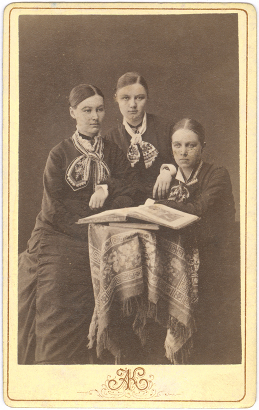 Edla Land (f.1861), Hilda Jacobi (f.1862) och A...
