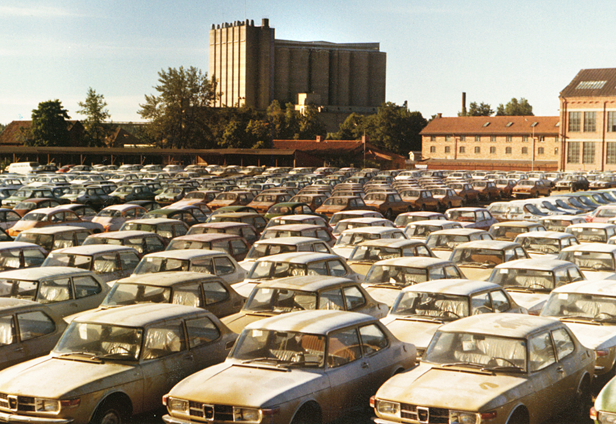 SLM D05-561 - Bilar vid Saab-Ana i Nyköping på 1970-talet