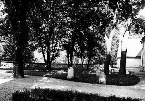 Parti av kyrkogården på baksidan av kyrkan