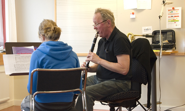 Alf Hjertzell arbetar som musiklärare på Kommun...