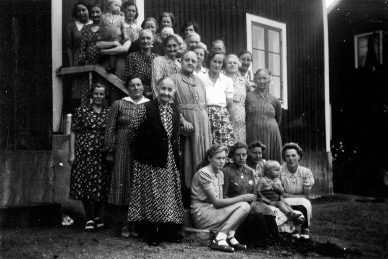 Kvinnorna på Nynäs samlade för att fira  Greta ...