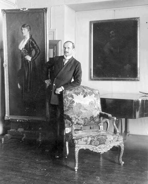 Birger Wessén bredvid ett målat porträtt av Hilda.