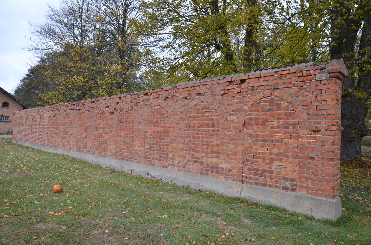 Murens södra sida innan renovering. Många tegel...