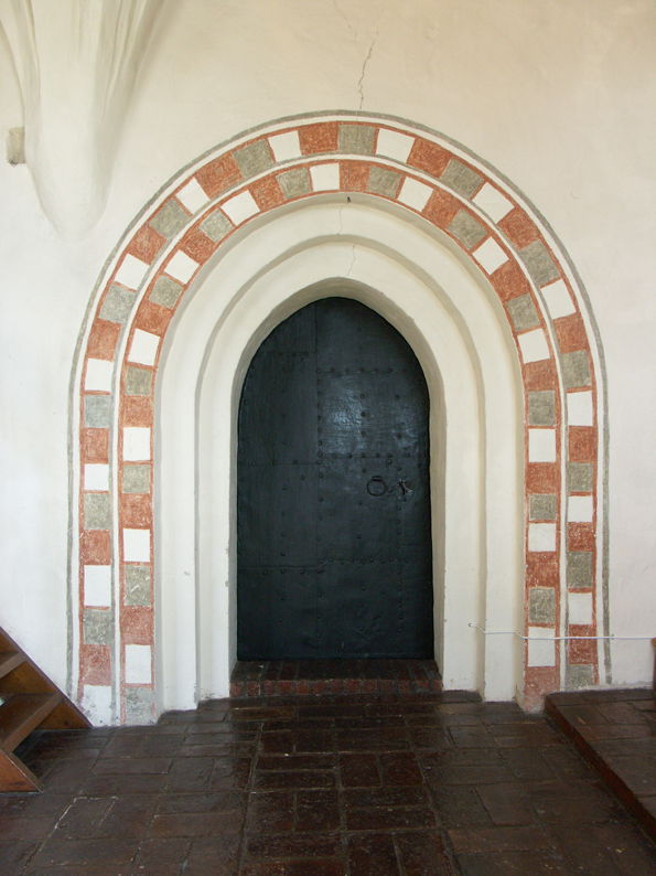 Hammarby kyrka, ingången till sakristian i kore...