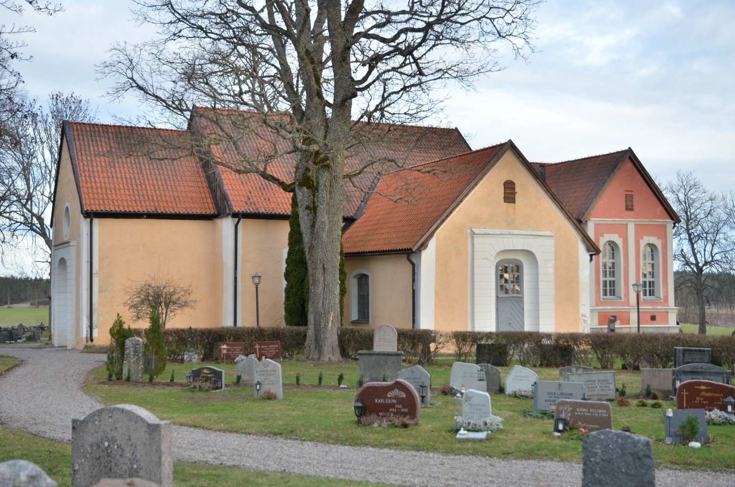 Runtuna kyrka sedd från sydväst i januari 2020.