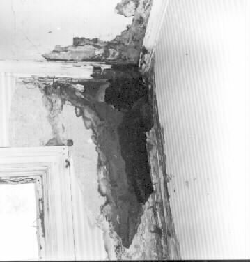 Detalj av skada i tak och vägg, övre plan.
