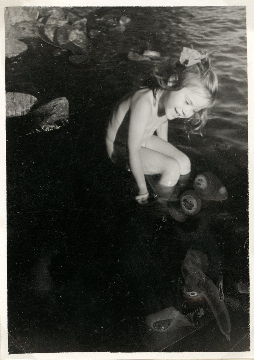 Yvonne Wohlin vid en badplats omkring år 1945