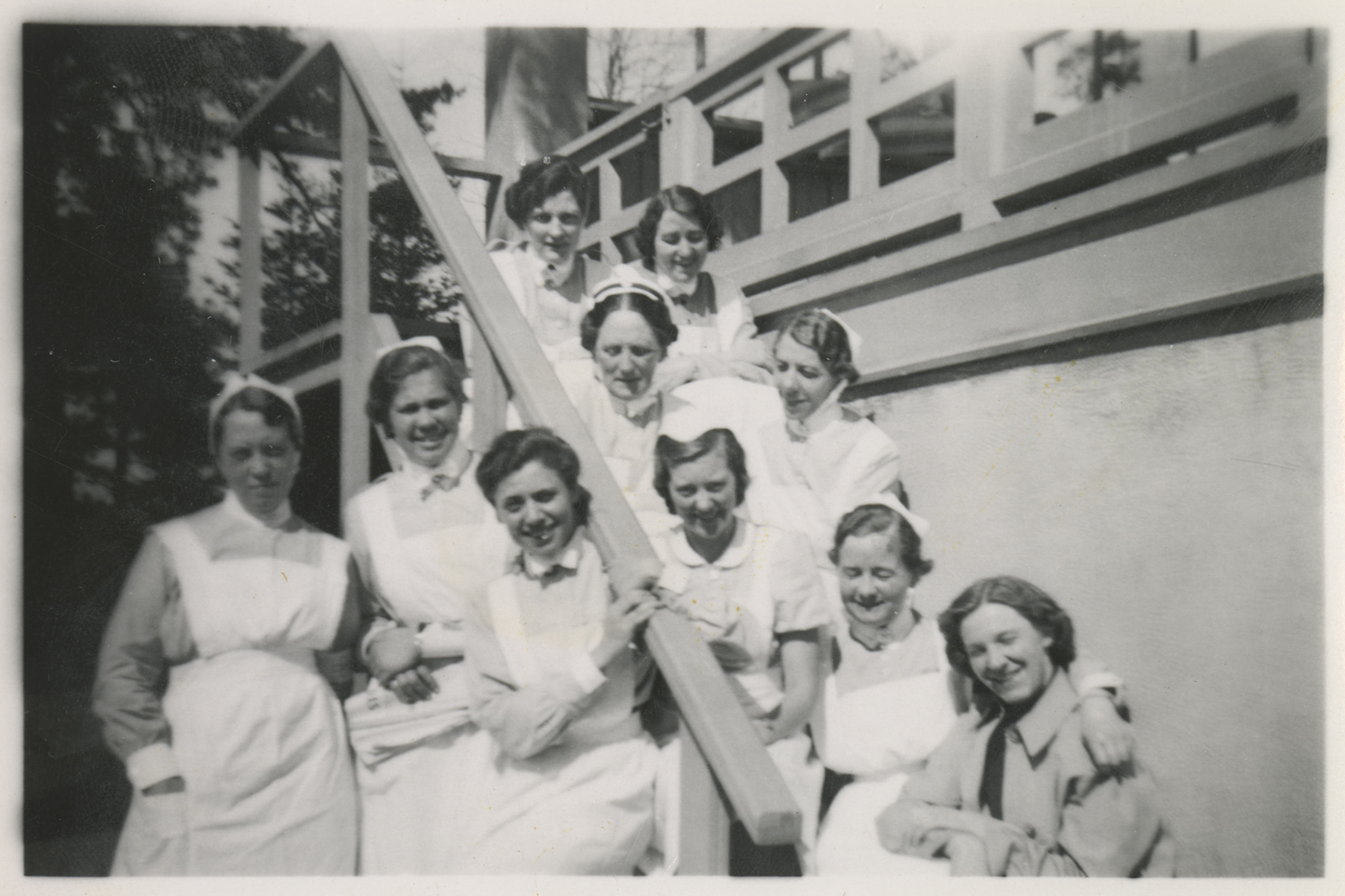 Sjuksystrar på trappan till Kullbergska sjukhus...