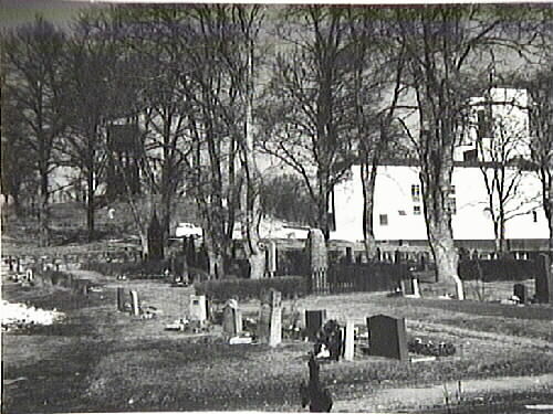 Kyrkogården vid Kila kyrka som  invigdes 1963.