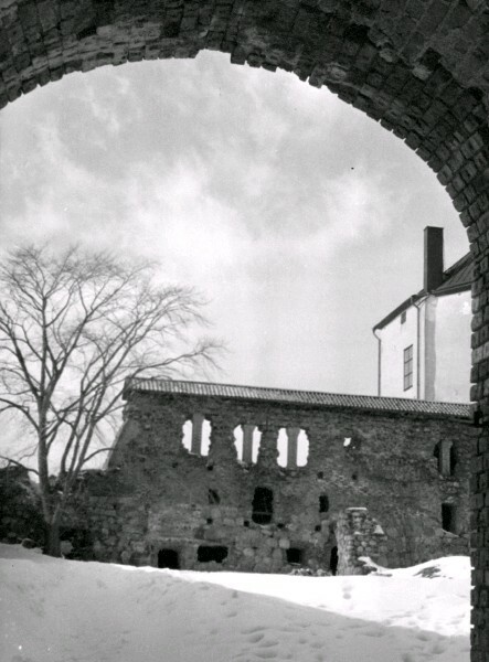 Den yttre borggårdsmuren på Nyköpingshus år 1951