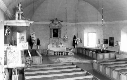 Altargången samt predikstol.