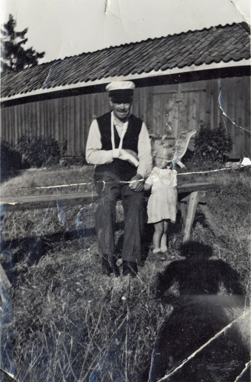 Mjölnare Gustav Jonsson med ett barnbarn på Nyn...