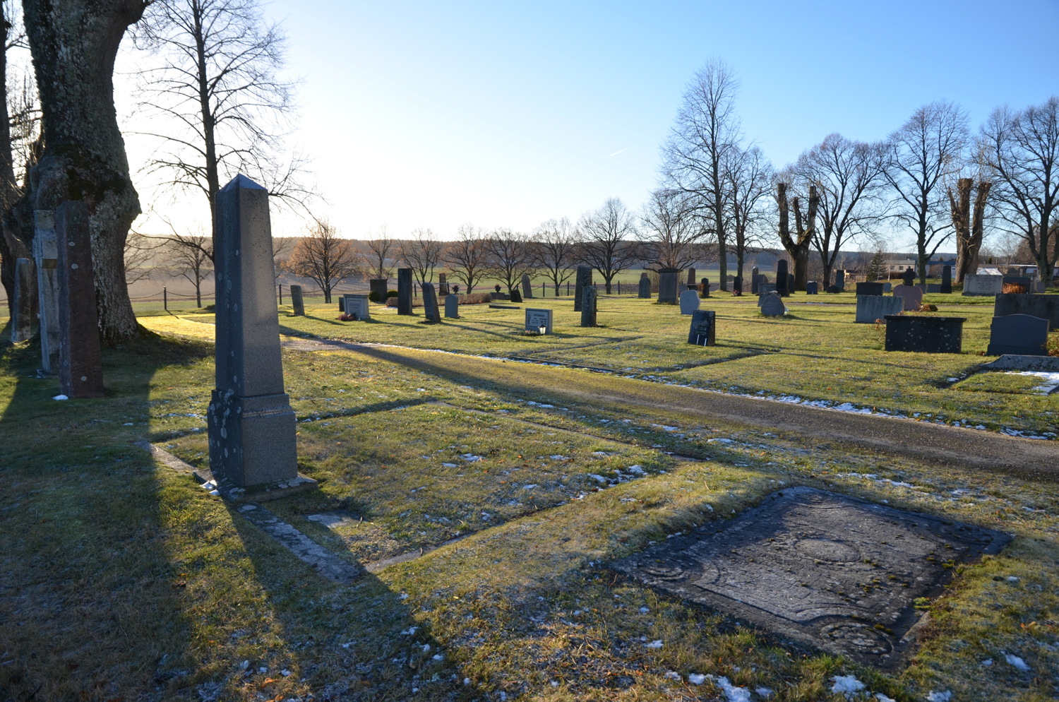 Gamla kyrkogården sedd från öster. Till höger T...