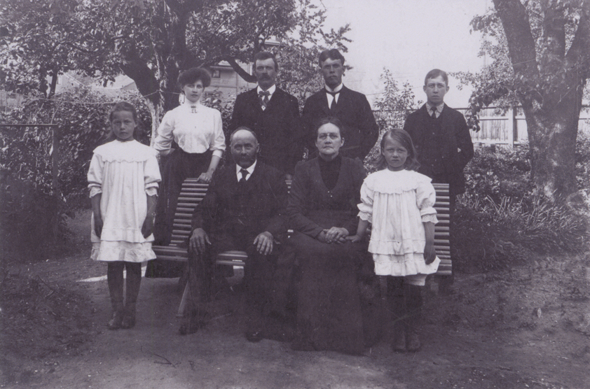 Stenarbetare Anders Johansson med familj 1909 b...