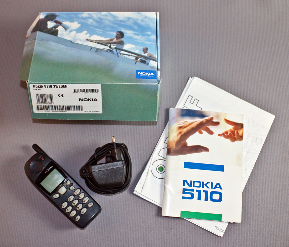 SLM 36636 1-5 - Svart mobiltelefon med laddare från 1999