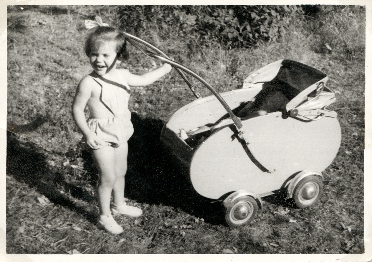 Yvonne Wohlin med sin barnvagn omkring år 1945