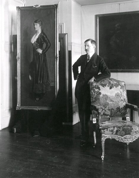 Bernhard Österman stående bredvid en målning av...