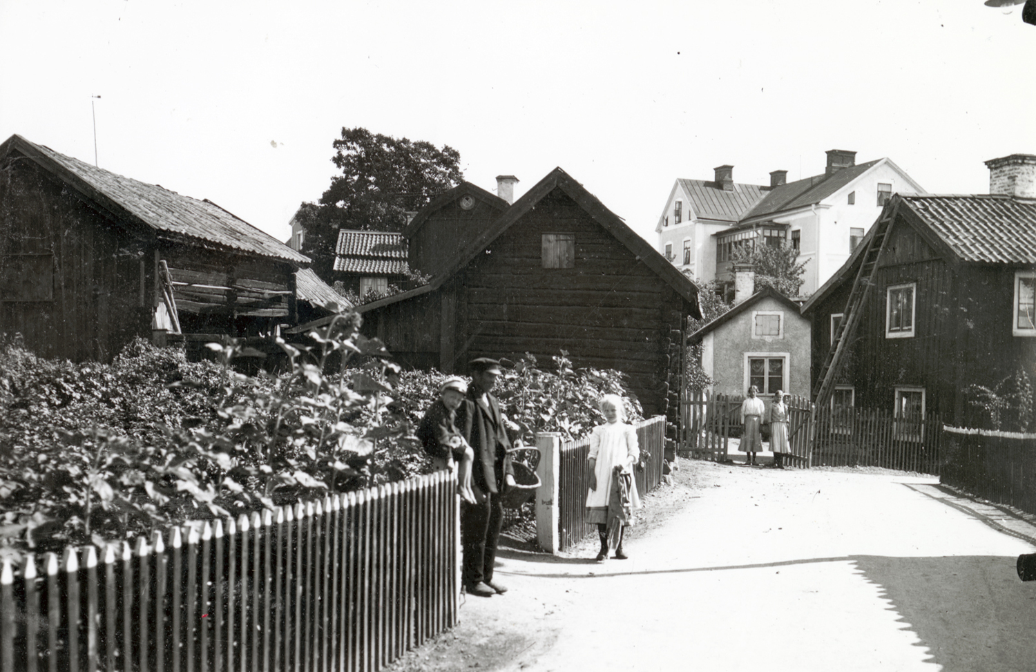Början av Kvarngatan i Strängnäs omkring år 191...