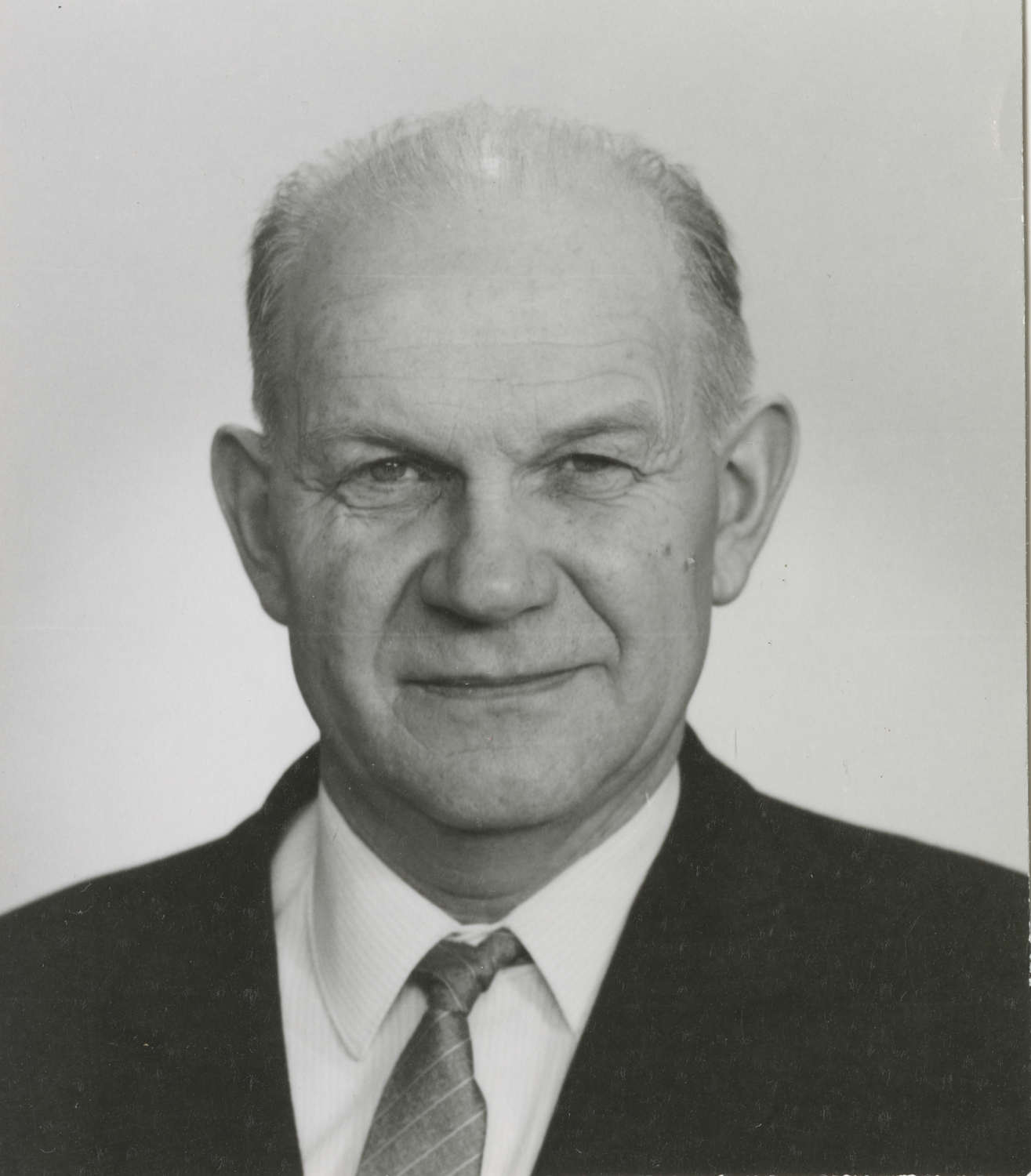Passfoto på Erik Wester (1912-1982) i 60-års ål...