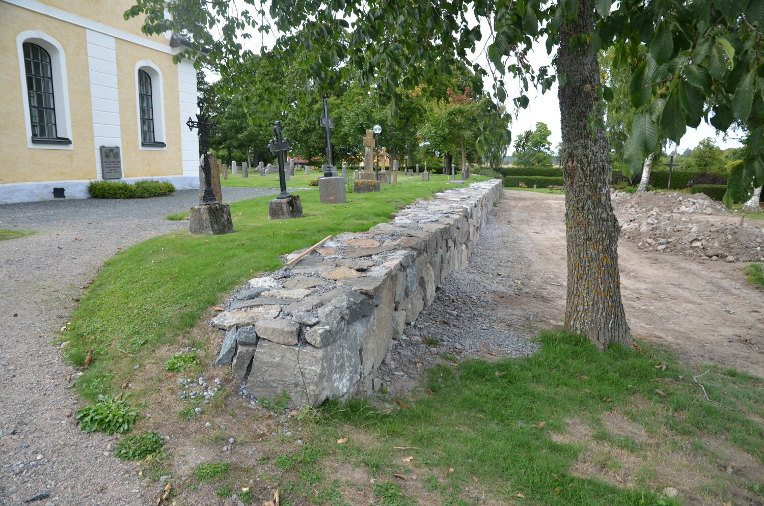 Östra kyrkogårdsmuren efter omsättning.