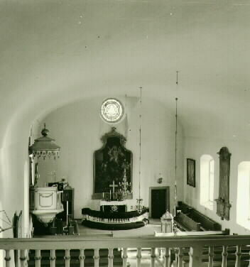 Interiör i Lerbo kyrka med vy mot altaret med b...