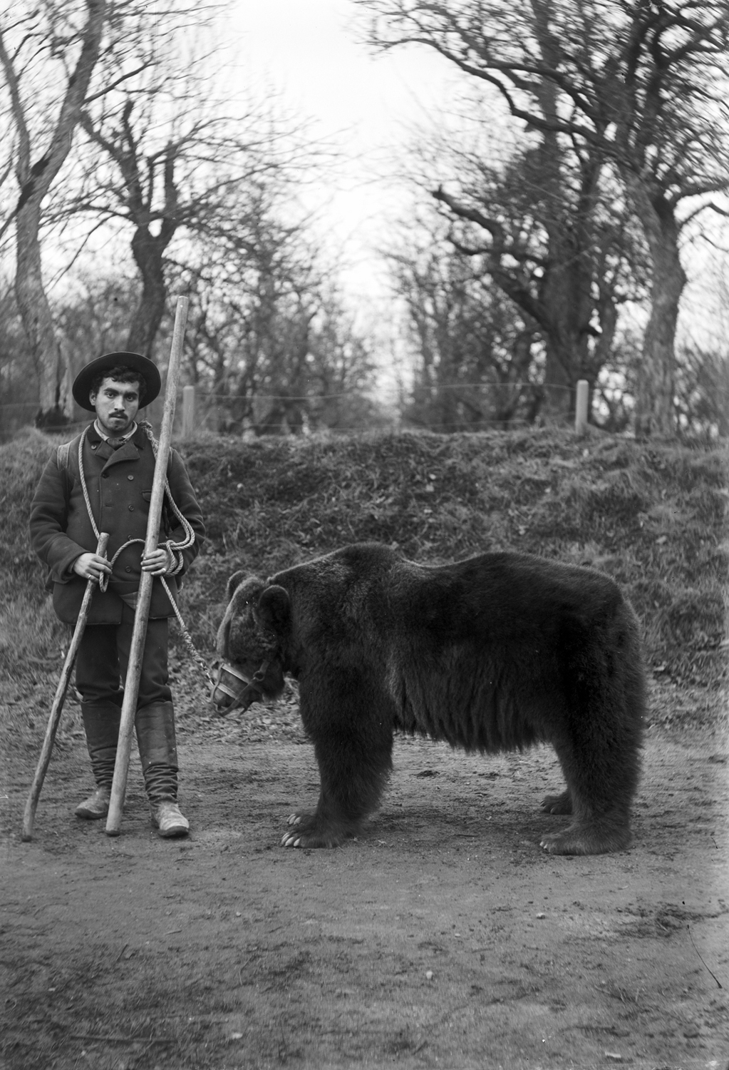 SLM Ö745 - Man och björn med munkorg
