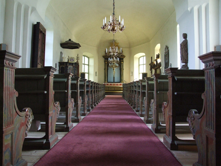 Gåsinge kyrka, bänkinredningen och altaruppsats...