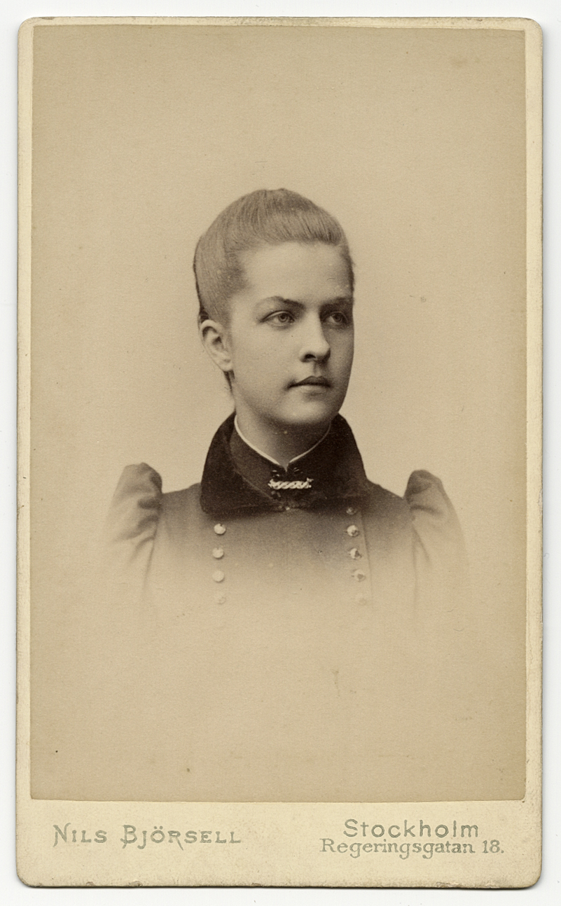 Ung kvinna med uppsatt hår. 1800-talets slut.