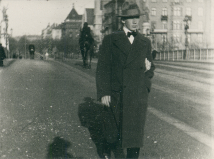 Fritz Johansson på promenad i Stockholm 1934