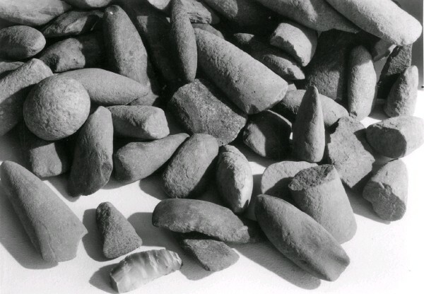 Några av de 55 stenåldersyxor som hittats vid Ö...