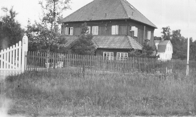 Djursholm-Ösby, fasad och trädgård.